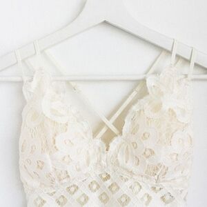 Elegant Lace Women’s Intimate Sleepwear in Cream